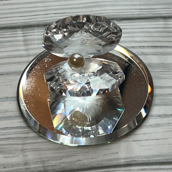 Clear 1.5" Oyster Figure Decor with Pearl &Mirror Plate Rainbow Effect Unmarked - Picture 1 of 9